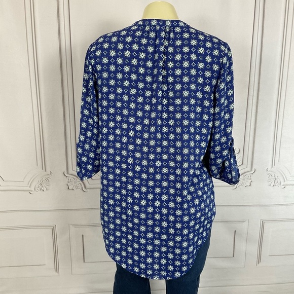 Society Girl Roll Tab Sleeves Blouse Women’s Small HiLo Hem Blue Geometric - Picture 4 of 4